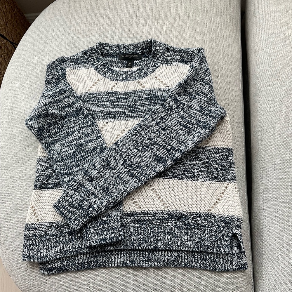 New Banana Republic Women's Gray and Cream Crewneck Sweater PM